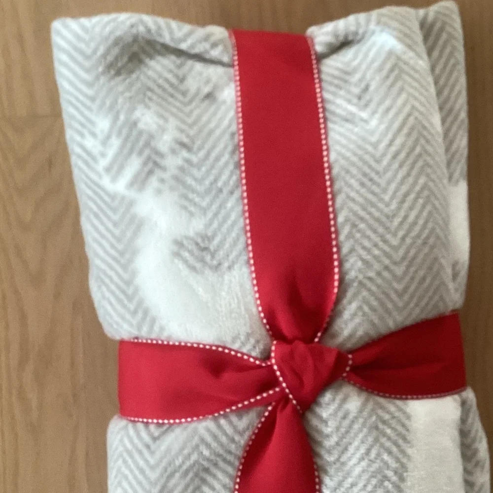 NEW NORTH POLE TRADING COMPANY HOLIDAY VELVET PLUSH THROW BLANKET